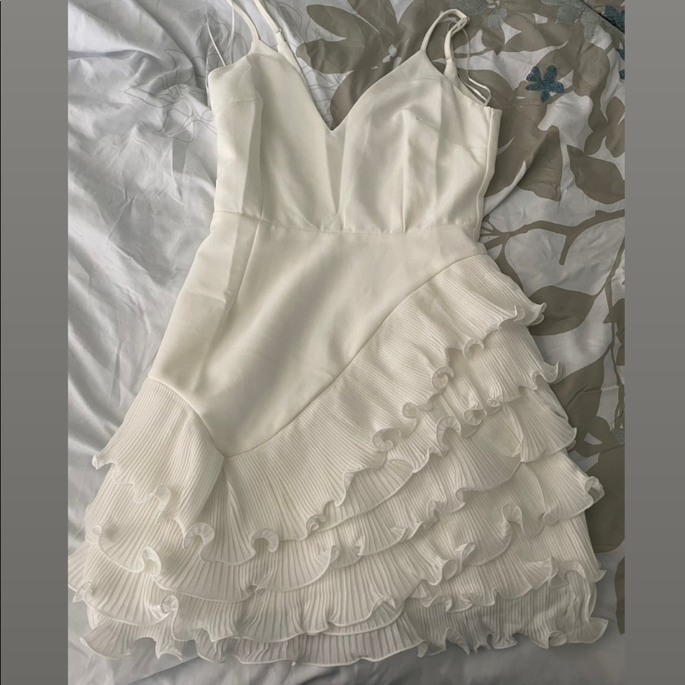 Super cute dress. Perfect for homecoming or a birthday dinner. Never worn